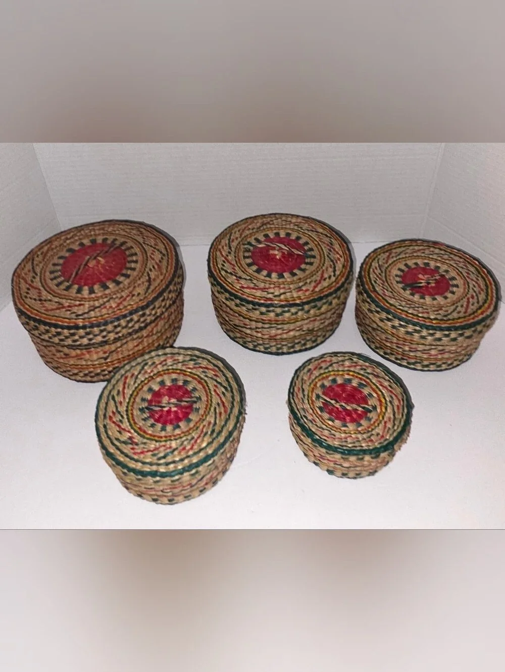 VTG Sweetgrass Woven Nesting Baskets w/Lid Round Natural Red Green Set Of 5 Read
